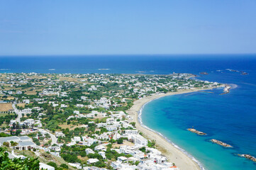 青い海と青い空が美しいスキロス島の街並み