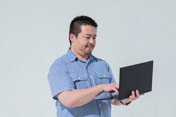 ノートパソコンを持った大柄な日本人男性