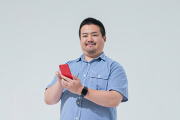 スマートフォンを見る大柄な日本人男性