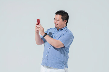 スマートフォンで写真を撮る大柄な日本人男性