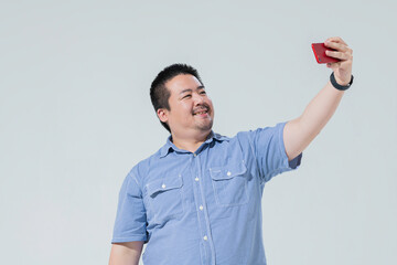 スマートフォンで自分の写真を撮る大柄な日本人男性