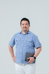 Fototapeta premium タブレット端末を持った大柄な日本人男性