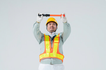 交通整理をする作業着の男性