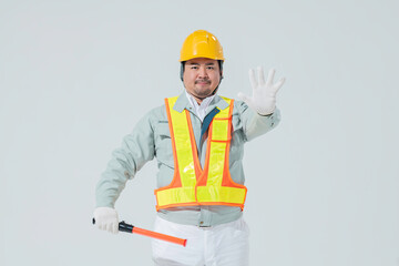 交通整理をする作業着の男性