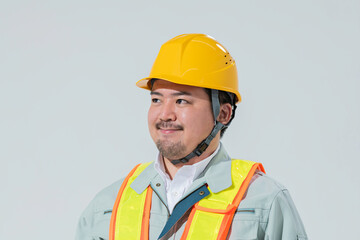 作業服を着た大柄な日本人男性