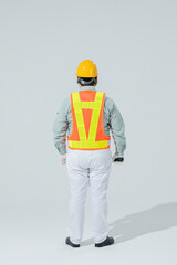 作業服を着た大柄な日本人男性