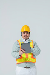 タブレット端末を見る作業服の男性