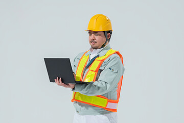 PCを見る作業服の男性