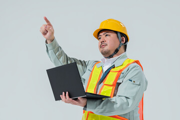 PCを見ながら指示を出す作業服の男性