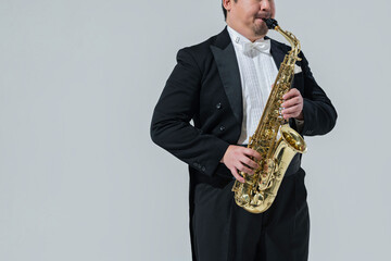 Obraz premium サックスを演奏する大柄な日本人男性