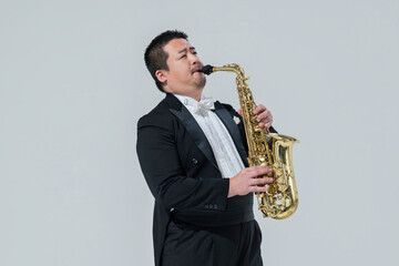 Fototapeta premium サックスを演奏する大柄な日本人男性