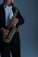 Obraz premium サックスを演奏する大柄な日本人男性