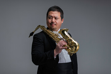 Fototapeta premium サックスを演奏する大柄な日本人男性
