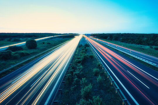 Langzeitbelichtung - Autobahn - Strasse - Traffic - Travel - Background - Line - Ecology - Highway - Long Exposure - Motorway - Night Traffic - Light Trails - High quality photo	