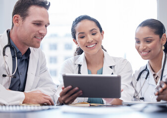 Obraz premium Smile, doctor and group on tablet for planning research, healthcare or people in discussion in hospital. Tech, happy and medical professional team in meeting for collaboration, wellness and diversity