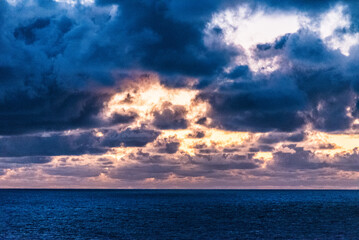 Obraz premium Dramatic sunset sky over the calm ocean. 