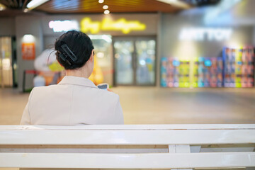 Waiting Alone at the Mall: Calm Moments in Retail Space