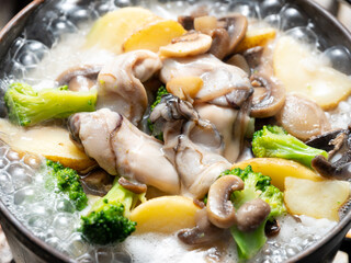 Oyster and vegetable nutritious cauldron rice	