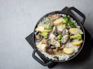 Oyster and vegetable nutritious cauldron rice	