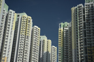 香港の高層住宅と青空