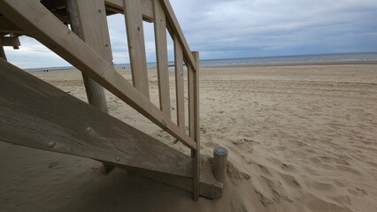 Blick auf den Strand, Nordsee, mit Treppe und Treppengeländer eines Strandhauses