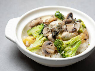 Oyster and vegetable nutritious cauldron rice	