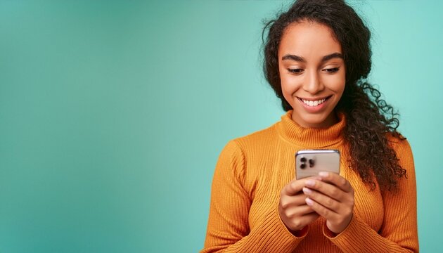 MULHER USANDO O CELULAR  EM UM CONCEITO DE REDE SOCIAL E TRABALHO DIGITAL