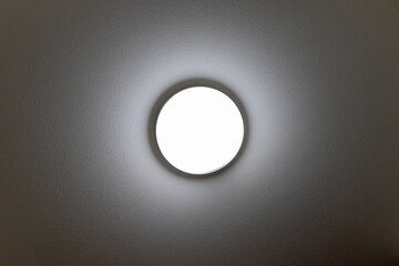 天井の円形の照明器具を真下から眺める