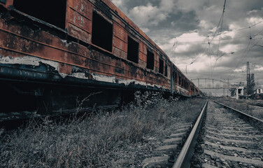 Obraz premium burned out blown up wagons in Ukraine