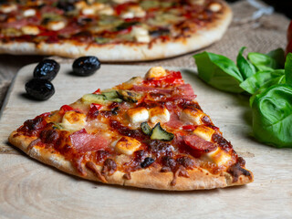 Pizza artesana sobre obrador de madera