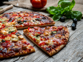 Pizza artesana sobre obrador de madera