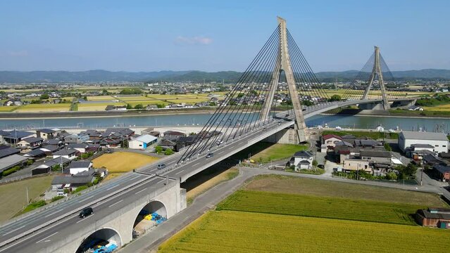 福岡県柳川市とみやま市の間を流れる矢部川に架かる矢部川大橋　日本一の長さのコンクリート製斜張橋