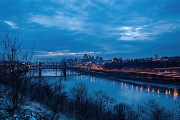 Naklejka premium Dusk in Cincinnati: Captivating Riverfront View of Cincinnati at Twilight