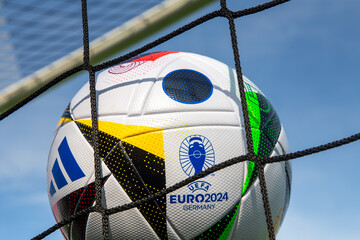Naklejka premium Symbolbild UEFA-EURO 2024: Nahaufnahme vom offiziellen Spielball der Fußball-Europameisterschaft 2024 in Deutschland
