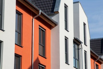 Obraz premium Mehrfamilienhaus mit schönem Fassadenanstrich in Weiß und mediterranem Orangeton