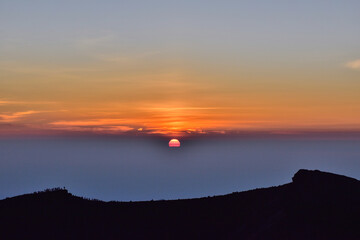 富士山の山頂から見る日の出