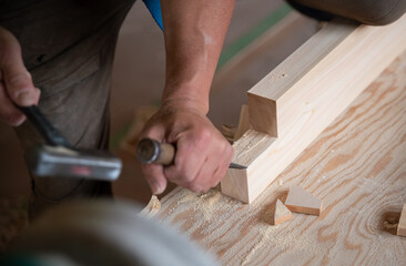ノミを使って加工する大工