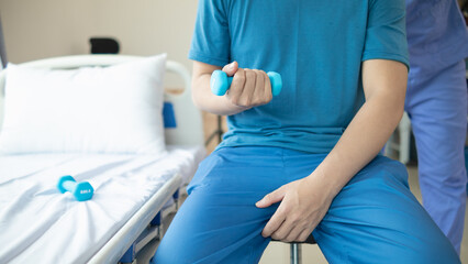 Obraz premium doctor is checking for muscle injuries and using dumbbells test injury and also help with physical therapy strengthen muscles because physical therapy will help strengthen muscles and help blood flow