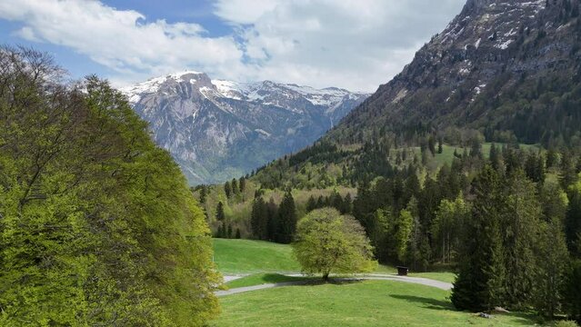 Kl&ouml;ntalersee und Schwammh&ouml;he - Die sch&ouml;nen Schweizer Alpen im Kanton Glarus (Kl&ouml;ntal) - Der Wander- und Badeplatz am Seedamm