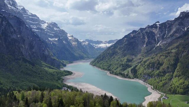 Klöntalersee und Schwammhöhe - Die schönen Schweizer Alpen im Kanton Glarus (Klöntal) - Der Wander- und Badeplatz am Seedamm
