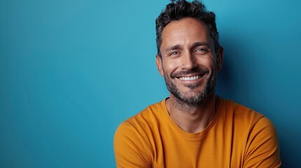 Obraz premium Smiling Man in Yellow Shirt Posing