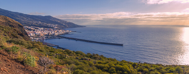 Fotografía panorámica de la ciudad de Santa Cruz de La Palma, su puerto ubicado en su espectacular bahía.