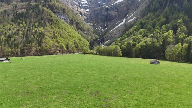 Kl&ouml;ntalersee und Schwammh&ouml;he - Die sch&ouml;nen Schweizer Alpen im Kanton Glarus (Kl&ouml;ntal) - Der Wander- und Badeplatz am Seedamm