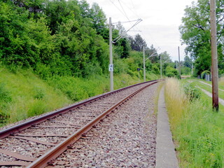 Eisenbahn, Schienen, Gleis, Gleisbett, Schwellen, B&auml;ume, Gras, H&auml;user, Strommasten