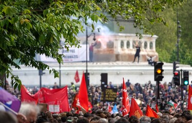 Vue floue sur une foule de manifestants à la Bastille à Paris