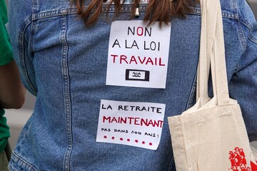 Revendications contre la loi travail collées sur un manteau lors d'une manifestation