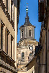 Blick aus dem historischen Gassenviertel der  Festspielstadt Bayreuth auf die Spitalkirche. 