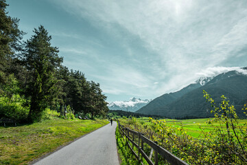 Frühlingsspaziergänger auf Weg in den Alpen