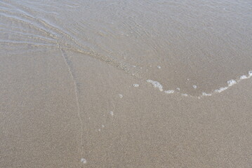 波打ち際の水の模様 夏の日の海 砂浜にて