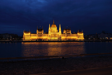 Fototapeta premium Budapest Parliament building at night on the Danube river in Hungary